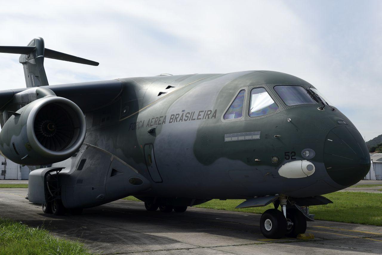 Salto de amostragem técnica na aeronave KC-390 Millenium por  oficiais-generais