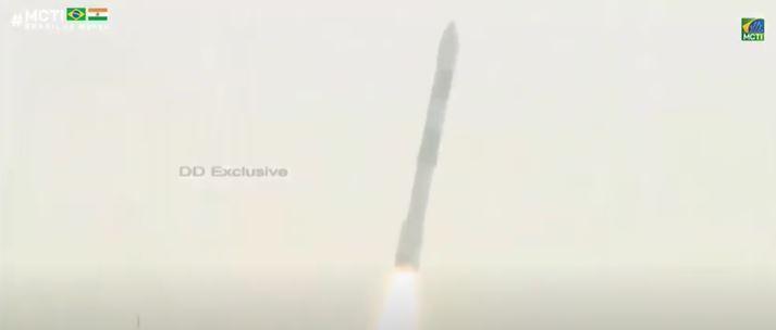 por volta das 2h de brasilia foguete pslv c51 ganha altitude no ceu indiano