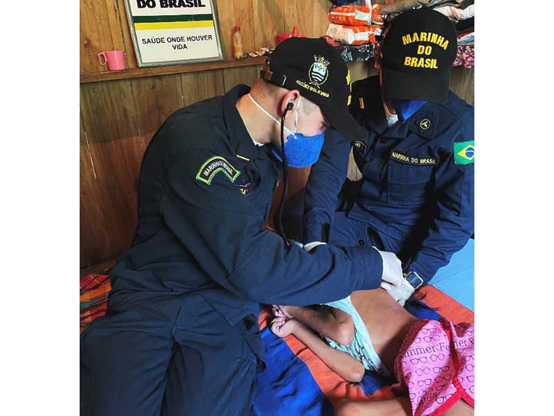 equipe de saude prestando assistencia hospitalar a crianca