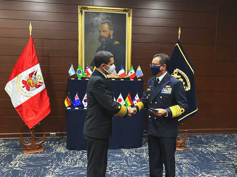almirante garnier recebe os cumprimentos do comandante da marinha de guerra do peru