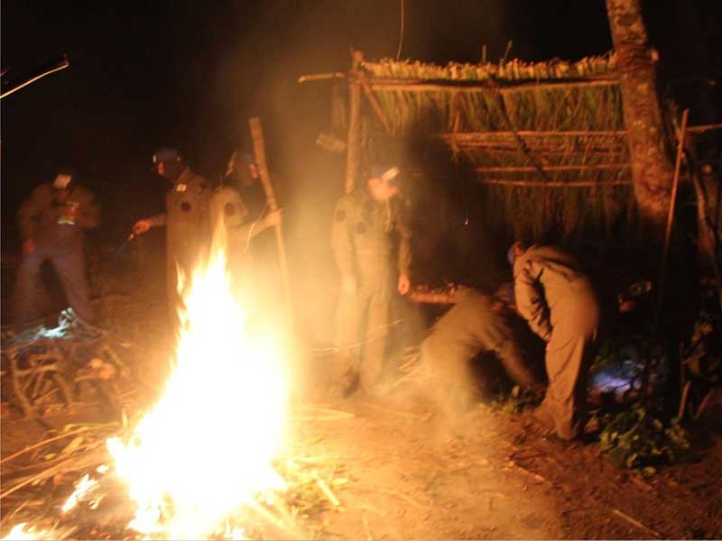 alunos do ciaan durante a noite na sobrevivencia na selva