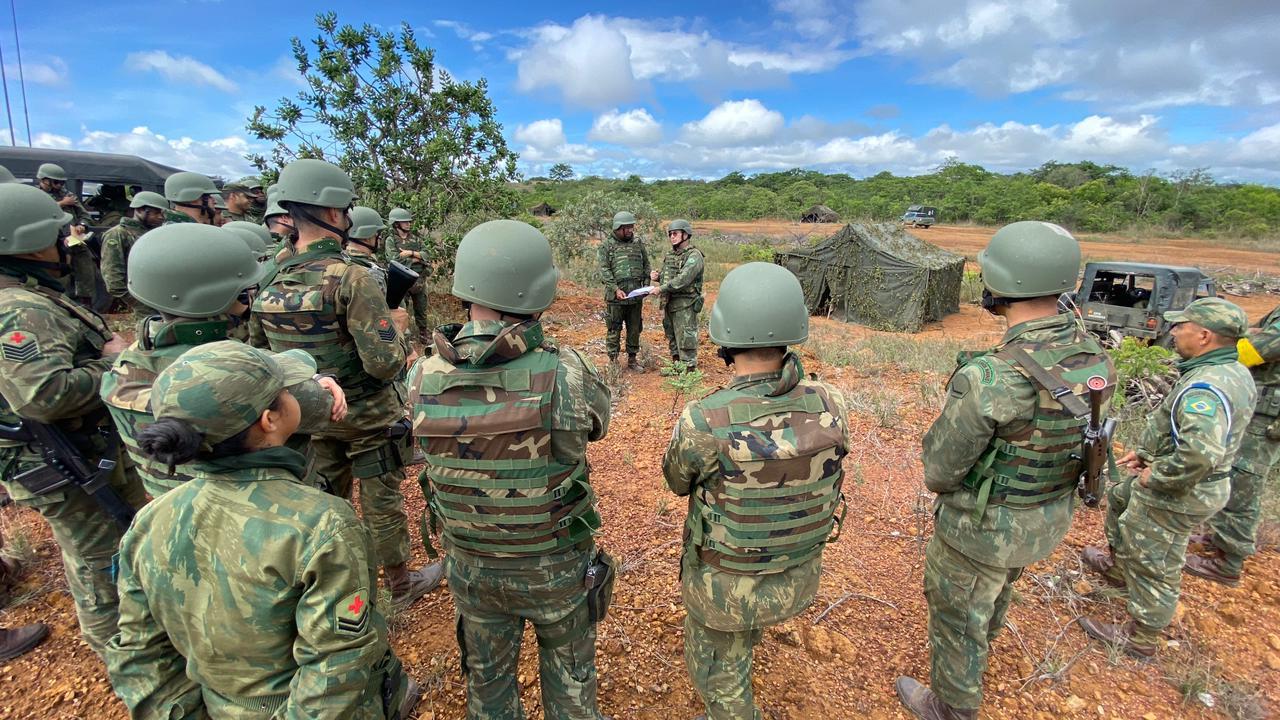 Militares durante a realizacao de reconhecimento do terreno