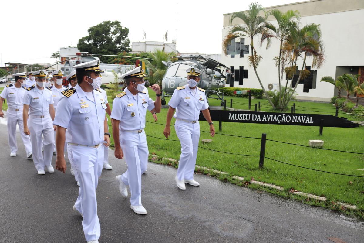 foto 2 oficiais alunos visitam o museu da aviacao naval
