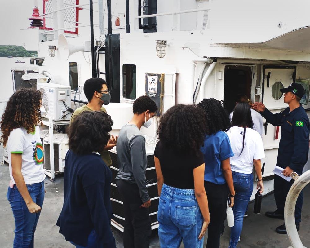 alunos de oceanografia da ufba visitaram o nhib
