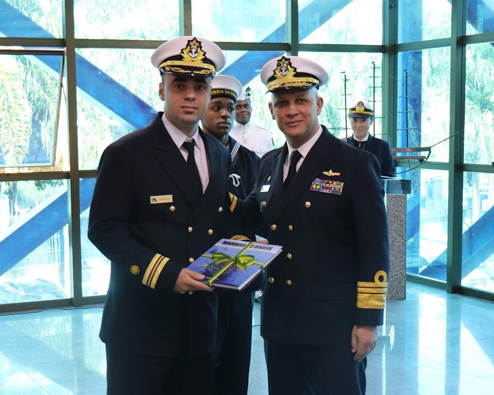 comandante do 8o distrito naval entrega premio ao primeiro colocado do curso