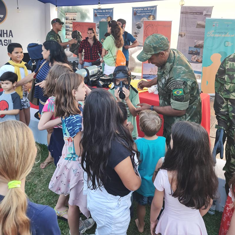 criancas conhecem os acessorios militares do btldefnbqr