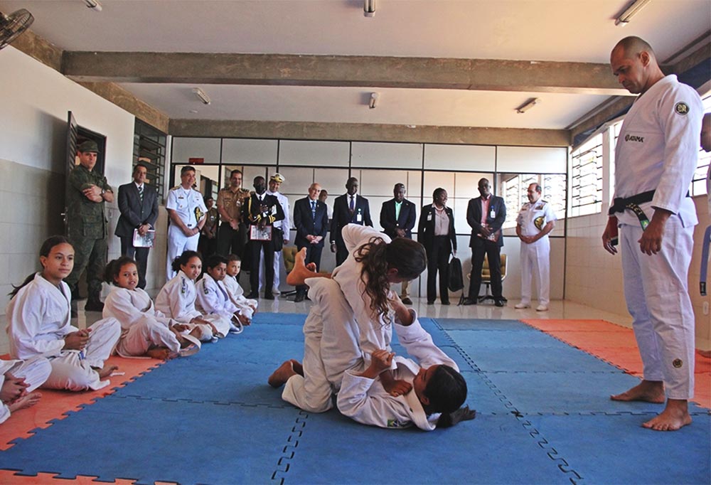 delegacao assiste a uma demonstracao de judo