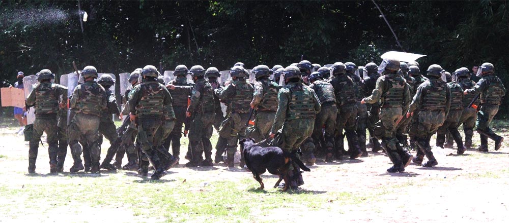 militares executam manobra tatica para controle de disturbioss
