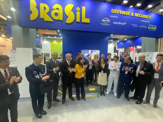 Brasil se destaca na IDEX com tecnologia avançada e soluções inovadoras, diz embaixadora brasileira