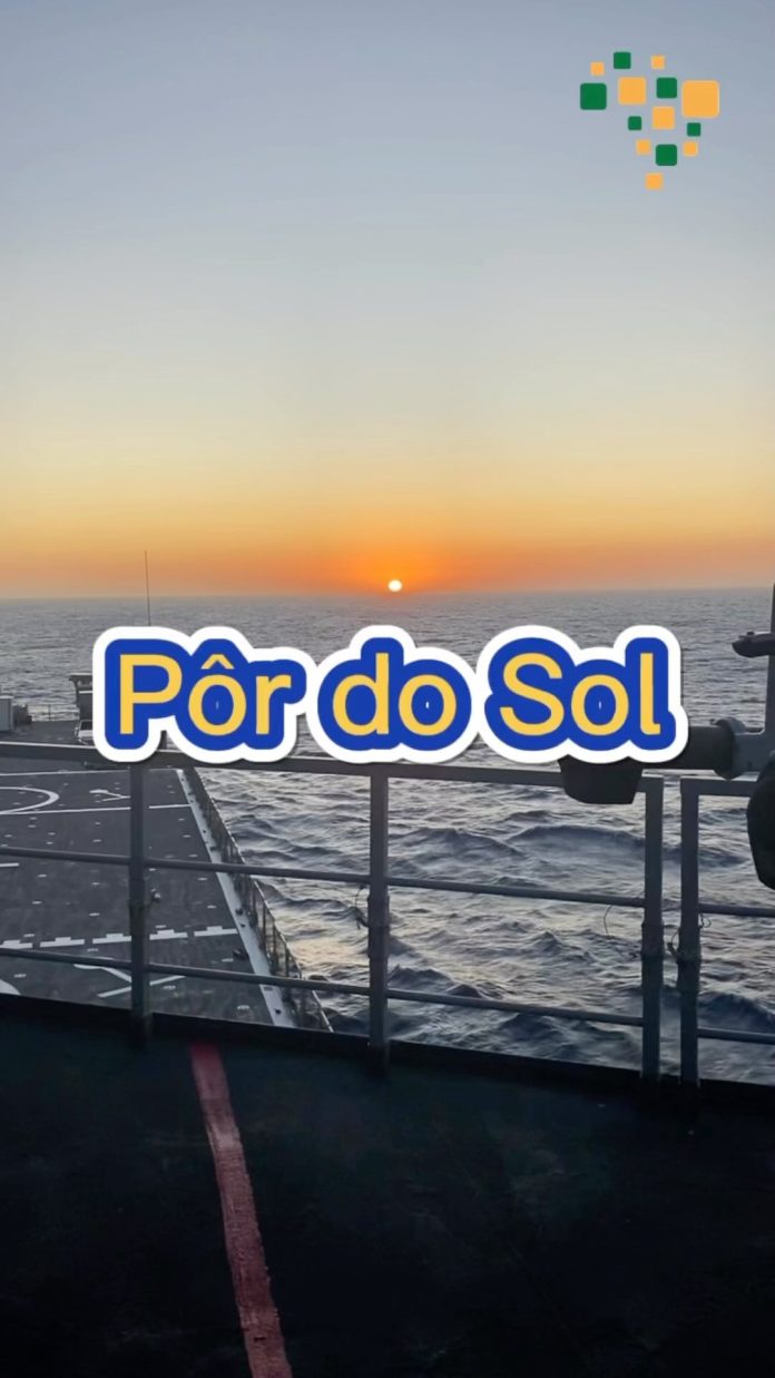 Pôr do Sol a bordo de uma embarcação da Marinha do Brasil...