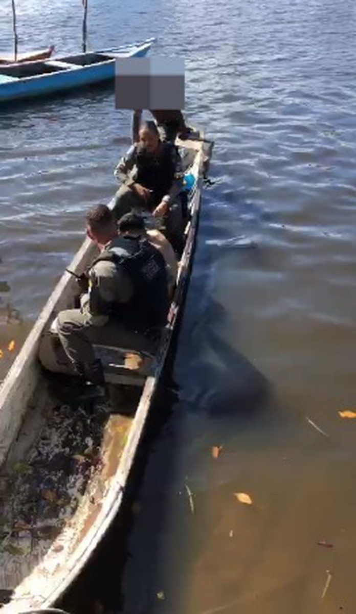 Polícia prende adolescentes suspeitos de roubo usando uma canoa