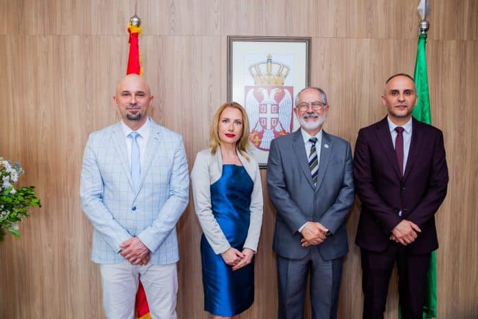 Embaixador da Sérvia, Aleksandar Ristić, recebe convidados na celebração do Dia do Estado