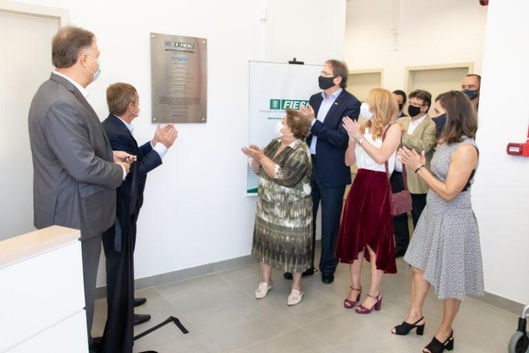 FIESC entrega instituto focado em mobilidade elétrica e energias renováveis