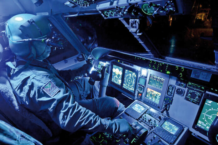 Piloto na cabine do C-105 Piloto na cabine de um avião C-105, durante a Operação Coruja Verde, em Manaus, treina com equipamentos especiais para visão noturna (Foto: Johnson Barros/FAB)