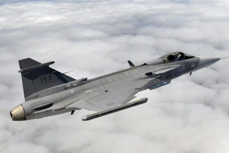 Saab no Brasil entrega primeiro par de freios aerodinâmicos para o Gripen