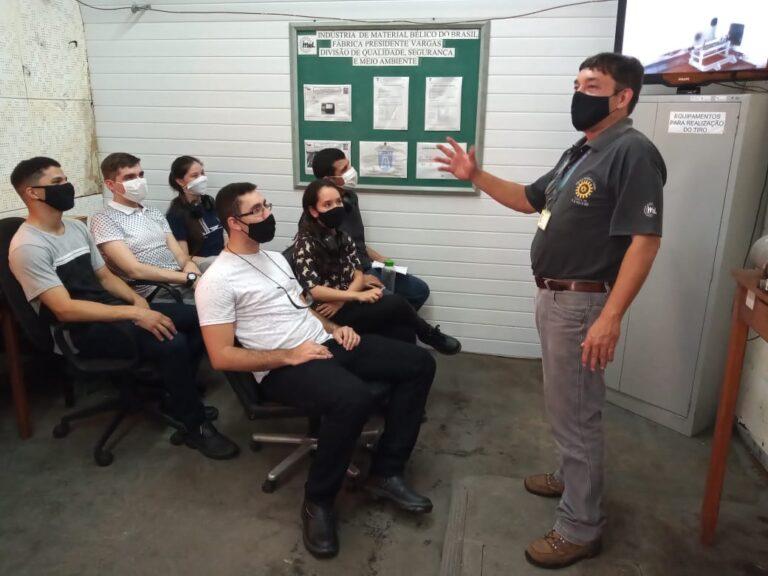 Alunos do IME visitam fábrica da IMBEL