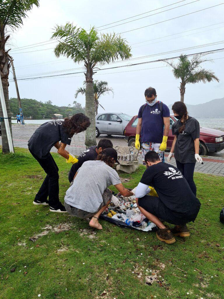 Voluntários retiram 11 kg de lixo na Lagoa da Conceição
