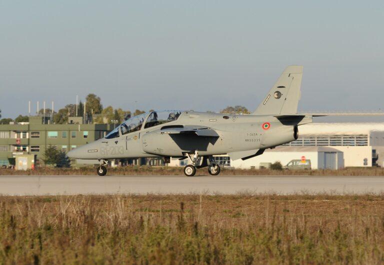 Leonardo entrega os dois primeiros jatos de treinamento M-345 à Força Aérea Italiana