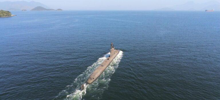 Submarino Riachuelo realiza seu primeiro mergulho livre
