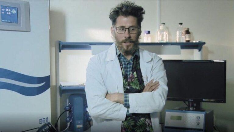 Cientista russo que trabalhava na vacina contra COVID-19 morre esfaqueado