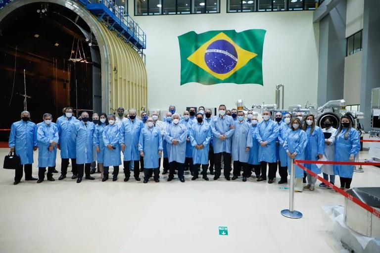 Autoridades visitam satélite Amazonia1 no INPE/MCTI