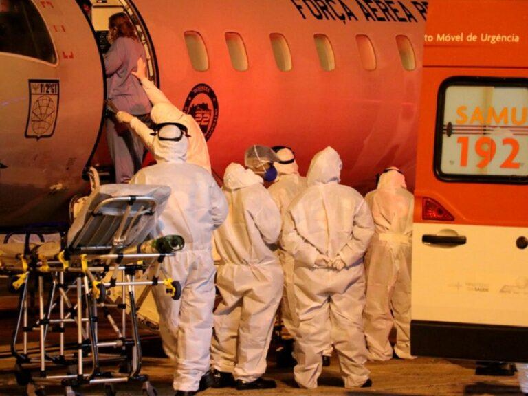 Exército realiza descontaminação em aeronave que transportaram pacientes de Manaus a Goiânia.
