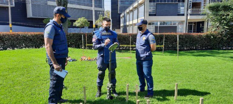 Militares brasileiros participam de treinamento em desminagem humanitária na Colômbia