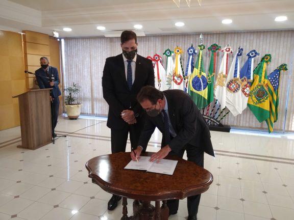 Taurus entrega armas para o Ministério da Defesa