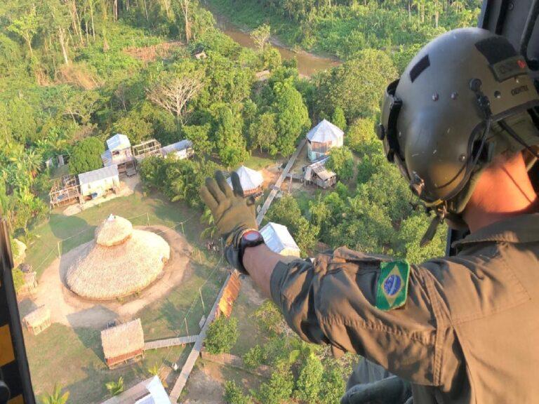 Exército apoia transporte de equipes para a vacinação de indígenas entre Amapá e Pará.