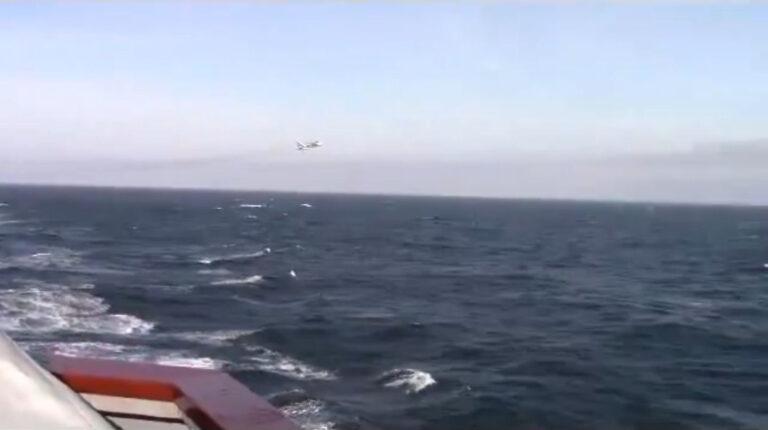 Caça Su-24 russo sobrevoa navio de guerra Americano no Mar Negro e gera tensão.
