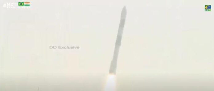 por-volta-das-2h-de-brasilia-foguete-pslv-c51-ganha-altitude-no-ceu-indiano