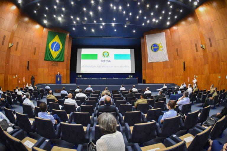 Ministro profere Aula Magna a alunos do Curso Superior de Defesa