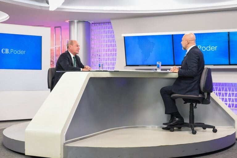 “Quem está preparado para guerra não pode fugir dela”, diz Ministro da Defesa sobre pandemia