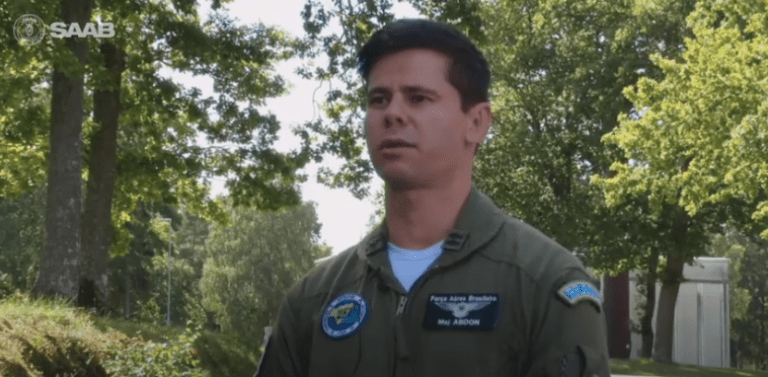 Piloto da FAB realiza treinamento intenso para voar o Gripen Brasileiro