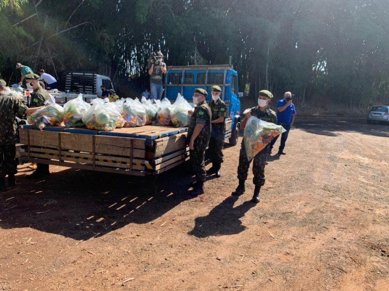 Em São Paulo, militares transportam alimentos para famílias em vulnerabilidade social