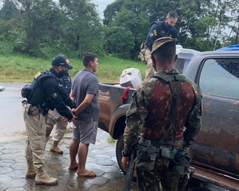 Militares apreendem armas, munição, drogas e dinheiro em espécie na BR-156, próximo ao Oiapoque, no Amapá