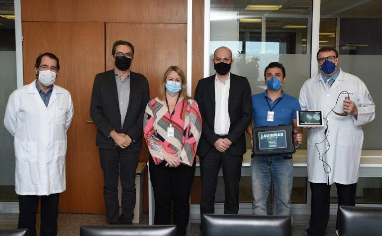 Avibras doa kits de videolaringoscópio que vão beneficiar UTIs do Hospital das Clínicas