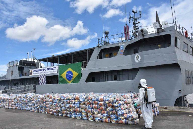 Militares higienizam e embarcam materiais que serão doados a moradores da Ilha do Marajó