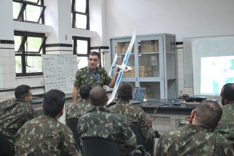 Alunos da EsACosAAe visitam Instituto Militar de Engenharia (IME)