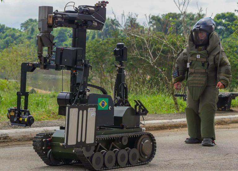 ENGENHARIA DO EXÉRCITO REALIZA INSTRUÇÃO SOBRE DESATIVAÇÃO DE EXPLOSIVOS COM ROBÔ