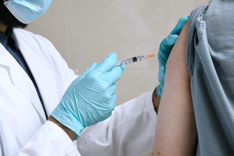Brasil vai adotar intervalo maior que o indicado por fabricante entre doses da Pfizer.