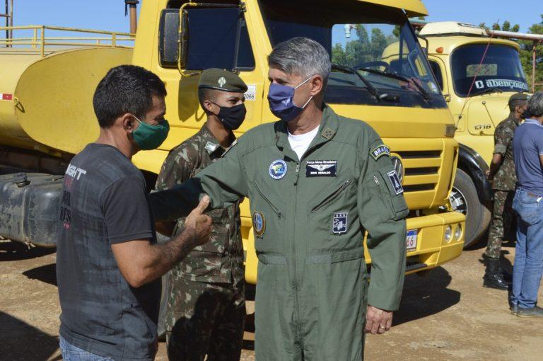 Atendimento a comunidades, por meio da Operação Carro-Pipa, é acompanhado por comitiva da Defesa