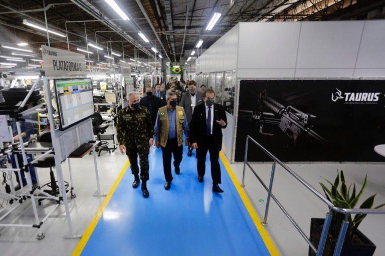 Comitiva do Ministério da Defesa visita fábrica de armamentos Taurus, no Rio Grande do Sul