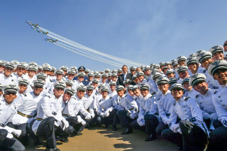 Cadetes recebem espadim na Academia da Força Aérea