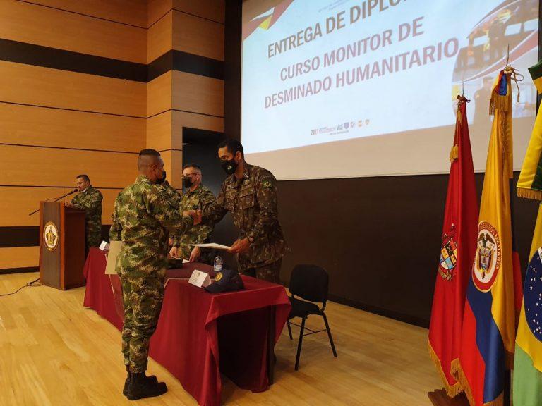 Oficiais brasileiros certificam militares colombianos em remoção de explosivos do solo