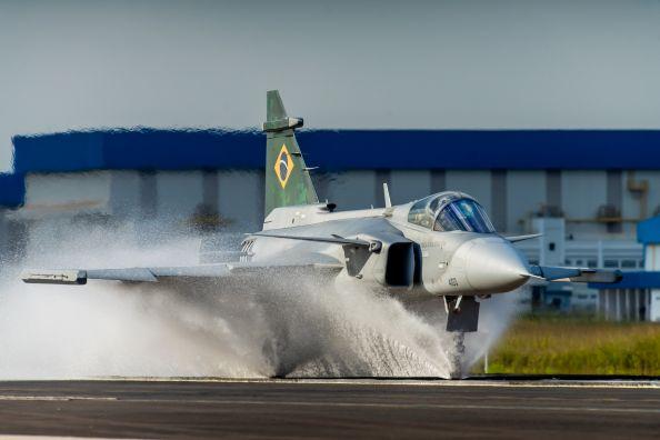 Gripen Brasileiro realiza teste Water Spray no Brasil
