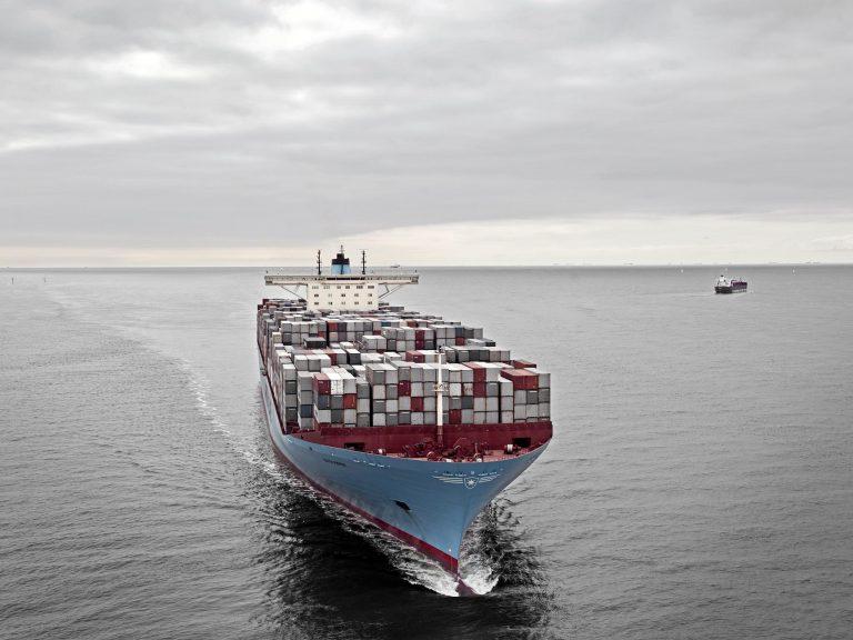 Maersk Suspende Navegação pelo Mar Vermelho Devido a Ataques