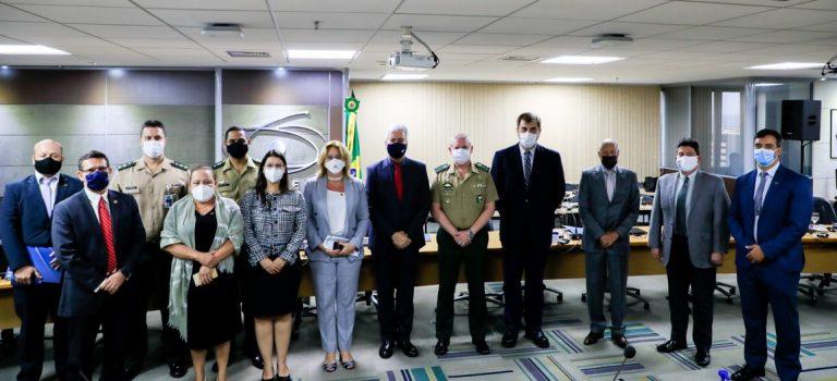 Defesa e Capes assinam acordo de cooperação para pesquisadores civis e militares no exterior