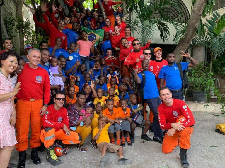 Bombeiros brasileiros voltam de ajuda humanitária no Haiti nesta segunda-feira (13-09)