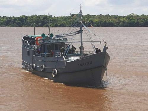 Marinha apreende embarcação ilegal
